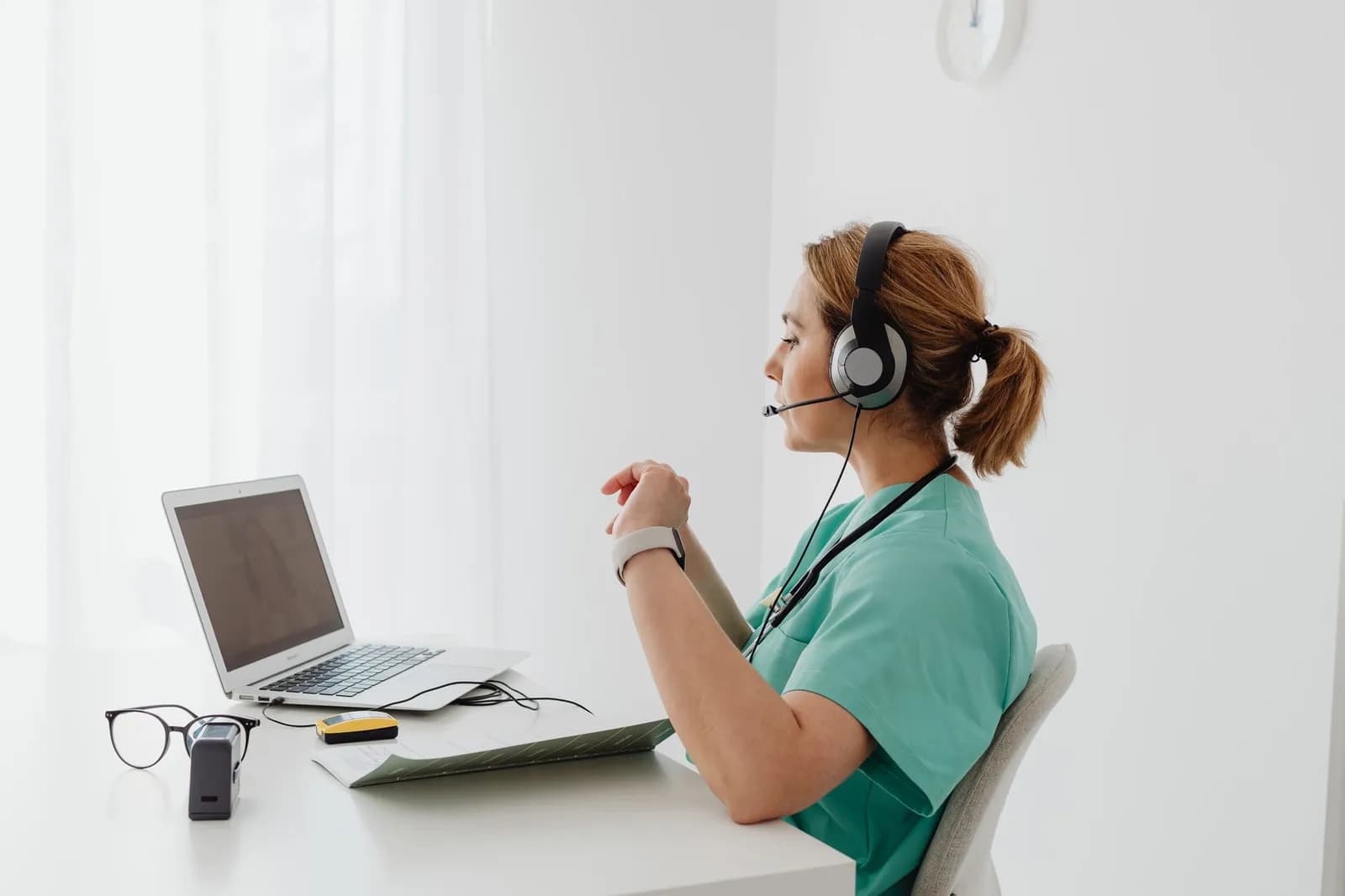 AI Overviews for healthcare: a doctor working on a laptop in a clinic