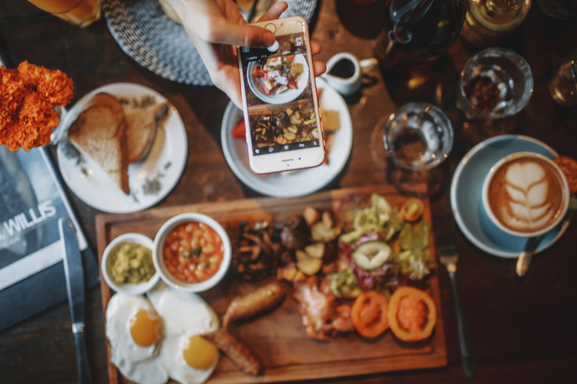 Restaurants Lead Generation — illustration for an article on restaurant website visitors to leads
