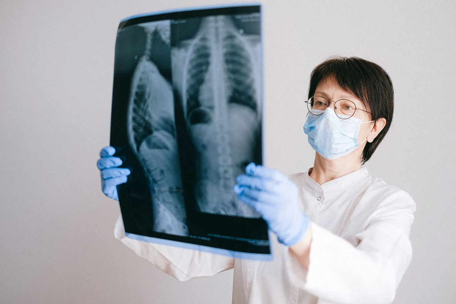 Medical image analysis software flagging findings as a doctor examines a chest X-ray